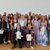 Josef Konhäuser, gewählter Stellvertreter des Landrats, (8. von rechts) gratulierte in Vertretung von Landrat Andreas Danzer den Absolventinnen und Absolventen in Traunstein zu ihrem Abschluss als Pflegefachfrau bzw. Pflegefachmann. (© Kliniken Südostbayern AG)
