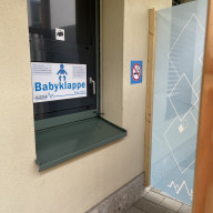 Die Babyklappe für die Landkreise Traunstein und Berchtesgadener Land befindet sich am Klinikum Traunstein und ist an die Kinderklinik angegliedert.