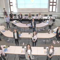 Auf dem Bild links nach rechts: 1.Reihe: Sophia Ober, Marina Sandbichler, Veronika Obermeier, 2.Reihe: Sarah Bauer, Julia Holzhauser, Johanna Fleischmann, Maria Hirschhalmer, Sophia Kletzl,  Vanessa Lohr, 3.Reihe: Thomas Steiner, Raphael Hoyer, Lisa Pfefferkorn, 4.Reihe: Julia Lohr, Theresa Ober, Lisa Utzmeier, Theresa Schwarz, 5.Reihe: Stellvertretender Landrat Josef Konhäuser. © Landratsamt Traunstein