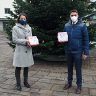 Landrat Siegfried Walch nahm die Käsedosen mit Freude entgegen und bedankte sich bei Julia Sailer für die schöne Aufmerksamkeit.