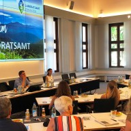 © Landratsamt Traunstein: Landrat Siegfried Walch im Gespräch mit den Schülerinnen und Schülern der 10. Klassen des Chiemgau-Gymnasiums.