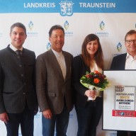 © Landratsamt Traunstein: Alexandra Wolf (Abteilungsleiterin im Landratsamt), Landrat Siegfried Walch, Nikolaus Binder (Geschäftsführer J.N. KREILLER KG), Stephanie Horn (Ausbildungsleiterin J.N. KREILLER KG), Dr. Florian Binder (Geschäftsführer J.N. KREILLER KG) und Dr. Birgit Seeholzer (Geschäftsführerin der Wirtschaftsförderungs GmbH des Landkreises)