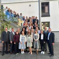 Die 36 neuen Lehramtsanwärterinnen und -anwärter und 3 Lehrkräfte im Anpassungslehrgang des Schulamtsbezirks Traunstein zusammen mit (v.l.) Landrat Andreas Danzer, Vorsitzender des ÖPR Alexander Fietz, Schulrätin Katharina Amberger (4.v.li.) sowie (v.re.) Fachlicher Leiter/Schulamtsdirektor Clemens Gruber und Schulamtsdirektor Michael Stang. ©Landratsamt Traunstein