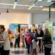 Großes Interesse beim Infotag zur seelischen Gesundheit im Landratsamt Traunstein: Zahlreiche Besucher nutzten die Gelegenheit, sich über regionale Hilfsangebote und Initiativen zu informieren. ©Landratsamt Traunstein