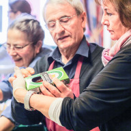 Die Ehrenamtlichen der Traunsteiner Tafel sortieren Lebensmittelspenden und bereiten sie für die Ausgabe an Bedürftige vor. ©Florian Seestaller