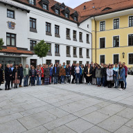 Teilnehmerinnen und Teilnehmer der Auftaktveranstaltung von Kita.Digital + Sprache vor dem Landratsamt Traunstein: Kita-Leitungen, Fachpersonal, Trägervertreter, Elternbeiräte, die Q3-Coaches sowie die Kita-Fachberatung des Landkreises. © Landratsamt Traunstein