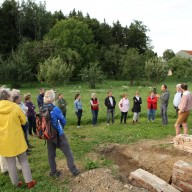 Bei der Führung in Ilzham wurden ein Erdkeller (rechts vorne) und der Obstanger besichtigt. © Landratsamt Traunstein