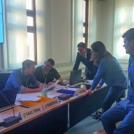 Landrat Siegfried Walch (Mitte) bespricht die aktuelle Situation innerhalb der Führungsgruppe Katastrophenschutz. ©Landratsamt Traunstein