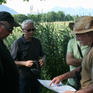 © Landratsamt Traunstein: Die Naturschutzwächter diskutieren zusammen mit Wolfgang Selbertinger von der Naturschutzbehörde des Landratsamtes Traunstein über die Wegeführung im Wiesenbrütergebiet Bergener Moos.