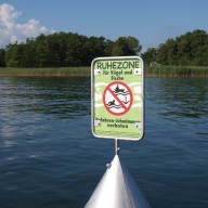 © Dirk Alfermann, Gebietsbetreuer Chiemsee: Die Ruhezonen im Chiemsee sind mit entsprechend beschilderten Bojen gekennzeichnet.