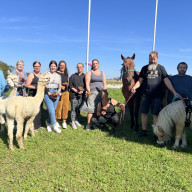 Ramona Mühlbacher (Leitung Begegnungszentrum, ganz links) und Tine Kinzner (Inhaberin Café Vital, 6. v. l.) organisierten ein gelungenes einjähriges Jubiläum.