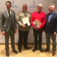 Landrat Siegfried Walch überreicht die Kommunale Verdienstmedaille in Bronze an 1. Bürgermeister Johann Hellmeier sowie die Kommunale Dankurkunde an Josef Wittmann (Tittmoning) und gratuliert gemeinsam mit Tittmonings 1. Bürgermeister Konrad Schupfner. ©Landratsamt Traunstein