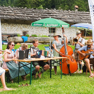 „Alm Hoagascht“ im Rahmen des Chiemgau Alm Festivals: Nachwuchsmusiker der Berufsfachschule für Musik Altötting auf der Schwarzachenalm (© Landratsamt Traunstein)  