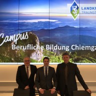 © Landratsamt Traunstein: Planen den „Campus Berufliche Bildung Chiemgau“ (von links): Dieter Vierlbeck, stellvertretender Hauptgeschäftsführer der Handwerkskammer für München und Oberbayern, Landrat Siegfried Walch und Prof. Dr. Peter Niedermaier, Zweiter Vizepräsident der Hochschule Rosenheim.