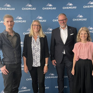 LR Danzer (2.v.re.) begrüßte gemeinsam m. Geschäftsführerin Dr. Birgit Seeholzer (re.) die neuen Mitarbeiter der Energieagentur b.d. Chiemgau GmbH: Thomas Hasenöhrl (li., Energieexperte für Energieberatung sowie -monitoring und -beratung für Kommunen), Bettina Mühlbauer (2.v.li., Leitung Energieberatung und Kommunales Energiemanagement) sowie nicht im Bild: Peter Pospischil, zuständig für die Energieberatung von Bürgern in Kooperation m. d. Verbraucherzentrale sowie Konzeption komm. Projekte ©Landratsamt TS