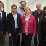 © Landratsamt Traunstein: Der Landkreis Traunstein hat mit einem Großteil der regionalen Verkehrsunternehmen das „Chiemgauer Schüler- und Studententicket“ entwickelt. Von links: Landrat Siegfried Walch, Marinus Haigermoser (Gloss Omnibus- und Transportunternehmen), Nicolaj Eberlein (Hövels GmbH), Marianne Wengler (Omnibus Hans Wengler), Michael Schmidt (Regionalverkehr Oberbayern GmbH) und Isabelle Brodschelm (Brodschelm Verkehrsbetrieb GmbH). 