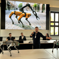 Den Abschluss der Veranstaltung bildete eine Live-Demonstration sogenannter Roboterhunde, die eindrucksvoll zeigte, welche Chancen und Risiken moderne Technologie mit sich bringt. ©Landratsamt Traunstein