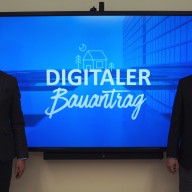 Landrat Siegfried Walch (links) und Bauamtsleiter Franz Klauser (rechts) sind stolz auf die Vorreiterrolle des Landratsamtes Traunstein beim digitalen Bauantrag. © Landratsamt
