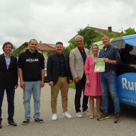 Freuen sich über den 10.000sten Fahrgast (v.l.n.r.): Marko Just (stv. Sachgebietsleiter Mobilität, Landratsamt Traunstein), Patrick Meinecke (RUPI-Fahrer), Sebastian Schallinger (Sachgebietsleiter Mobilität, Landratsamt Traunstein), Johann Schild (Bürgermeister Fridolfing), Stefanie Lang (Bürgermeisterin Taching am See), Marc Pötter (10.000ster RUPI-Fahrgast)