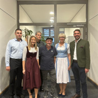 Landrat Siegfried Walch (rechts) dankte am Wahlabend dem Team rund um Georg Wendlinger (v.l.n.r.: Georg Wendlinger (Kreiswahlleiter), Eva Hofmann, Raphael Baumann, Hartmut Kohler, Ute Albrecht, Landrat Siegfried Walch) ©Landratsamt Traunstein