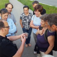 © Landratsamt Traunstein: Dirk Alfermann (links) zeigt junge Frösche aus der Nähe. Sie wurden anschließend natürlich sofort wieder frei gelassen. 