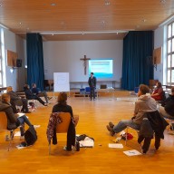 Kinder- und Jugendpsychotherapeuten Sebastian Pfohl referiert im Katholischen Pfarrsaal Traunreut vor Fachkräften der Jugendhilfe © Landratsamt Traunstein