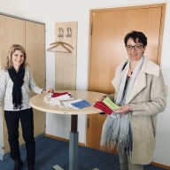 Frau Bergmeier, Lehrerin an der Landwirtschaftsschule Traunstein - Außenstelle Laufen / Abteilung Hauswirtschaft, überreicht der Geschäftsführerin der Wirtschaftsförderungs GmbH, Dr. Birgit Seeholzer, einige der selbstgemachten Mund-Nasen-Masken. © Landratsamt Traunstein