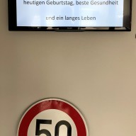 Nachdem Christian Zaunick vom Landratsamt Traunstein auch an seinem 50. Geburtstag in der „Verlegungsstelle Corona“ tatkräftig im Einsatz ist, gratulierte der neue Kollegenkreis der ILS vorrangig auch digital. © Landratsamt Traunstein