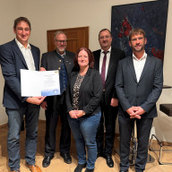 Bei der Übergabe des neuen LSI-Cybersicherheitssiegels 4.0 an die Gemeinde Übersee (von links): Bürgermeister Herbert Strauch, Landrat Andreas Danzer, Martina Schweiger (Leiterin der Kämmerei und EDV-Beauftragte der Gemeinde Übersee), LSI-Präsident Bernd Geisler und Claus Hofmann, Informationssicherheitsbeauftragter des Landkreises Traunstein. ©Landratsamt Traunstein