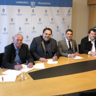 Unterzeichneten bei einem Arbeitstreffen im Landratsamt die Verträge über die Zusammenarbeit in der Verkehrsgemeinschaft im Landkreis (von links): Heino Brodschelm, Michael Schmidt, Nicolaj Eberlein, Landrat Siegfried Walch, Günter & Marianne Wengler, Marinus Haigermoser ©Landratsamt Traunstein