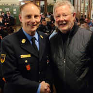Der stellvertretende Landrat Sepp Konhäuser (rechts) gratuliert Kreisbrandrat Christof Grundner zu seiner Wiederwahl. 
