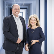 Oliver Nerz (IHK München) und Dr. Birgit Seeholzer (Chiemgau GmbH) vor Ort in Traunstein