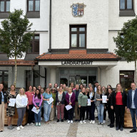 Die Teilnehmerinnen des Kampagnenkurses „Startchance kita.digital“ mit Josef Konhäuser (Mitte), Andrea Demmelmair (Landratsamt Berchtesgadener Land, li. außen) sowie Sonja Reithmayer und Christian Schwind (Landratsamt Traunstein, re. außen). Im Hintergrund die beiden digital.coaches Claudia Wölfle (3.v.r.) und Danilo Dietsch (1.v.r.).  © Landratsamt Traunstein