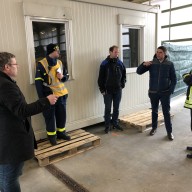 ©Landratsamt Traunstein  Landrat Siegfried Walch besichtigt gemeinsam mit dem Örtlichen Einsatzleiter Christof Grundner und Gesundheitsamtsleiter Dr. Wolfgang Krämer sowie dem Technischen Hilfswerk die neue Teststation am Kreisbauhof in Litzlwalchen.