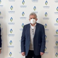 Johann Grünauer (Auditor DQS, Bild Mitte) gratuliert Landrat Siegfried Walch (links) und Informationssicherheitsbeauftragtem Claus Hofmann (rechts) zur bestandenen Zertifizierung (C) Landratsamt Traunstein