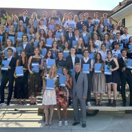 Die jahrgangsbesten Abiturientinnen und Abiturienten aus dem Landkreis Traunstein mit einem Notendurchschnitt von 1,5 oder besser. ©Landratsamt Traunstein