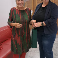 Stadträtin Angelika Zunhammer (re. im Bild) dankt der langjährigen Projektleiterin Lydia Hogger (li.) für ihr langjähriges Engagement im Rahmen der Oma-Opa-Vermittlung. ©Landratsamt Traunstein
