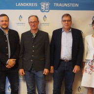 Landrat Siegfried Walch diskutierte über die Stärkung der Traun-Alz-Bahn und weitere Verbesserungen des Schienenverkehrs mit Matthias Krause (Leiter Personal und Marketing bei der Südostbayernbahn), Peter Högl (Bereichsleiter Abteilung Planen bei der Bayerischen Eisenbahngesellschaft), 1. Bürgermeister Karl Schleid, Alexandra Wolf (Leiterin der Abteilung „Rechtsamt und regionale Entwicklung“ im Landratsamt) und dem neuen Nahverkehrsplaner des Landkreises, Marko Just. ©Landratsamt Traunstein 