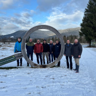 Besichtigung der Bauarbeiten im Rahmen des Moorrenaturierungsprojekts Inzeller Filzen (v.li.n.re.): Nikolas Thum (Moormanager, Sachgebiet Naturschutz und Waldrecht, LRA TS), Anton Maier (Holzmarkt Maiermühle), Landrat Andreas Danzer, Jürgen Sandner (Geschäftsführer Landschaftspflegeverband Traunstein e. V.), Manfred Mertl (Sachgebietsleiter Naturschutz und Waldrecht, LRA TS), Wolfgang Selbertinger (LRA TS), Dr. Martin Brunnhuber (MdL), Michael Lorenz (1. Bürgermeister, Inzell), Konrad Baur (MdL). © LRA TS