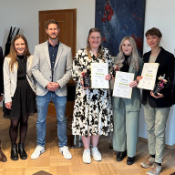 (v.l.n.r.) Landrat Siegfried Walch (Traunstein), Verena Eisenberger (Geschäftsstellenleitung Gesundheitsregion plus), Benedikt Arnds (Leiter der Netzwerkstelle Hebammenversorgung BGL-TS), Stipendiatinnen Nina Luisa Reiter, Lena Warislohner und Amrei Grassler, Landrat Bernhard Kern (Berchtesgadener Land), nicht im Bild: Stipendiatin Christina Bergmaier