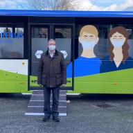 Altlandrat Jakob Strobl (Mitte), Landrat Siegfried Walch (links) und Bürgermeister Stefan Kattari (rechts) beim offiziellen Start des Impfbusses in Grassau. ©Landratsamt Traunstein