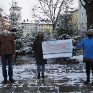 1. Vorsitzende Christine Obermayer (rechts) und Kassenwärtin Christa Kling (mitte) bei der Scheckübergabe an Florian Seestaller, Leiter der Bürgerhilfsstelle im Landkreis Traunstein © Landratsamt