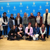 Franz Feil, zweiter von rechts, Leiter des Amts für Kinder, Jugend und Familie in Traunstein, mit den Teilnehmerinnen und Vertreter der Landratsämter und Referentinnen bei der Übergabe der Zertifitkatszeugnisse. © Landratsamt Traunstein