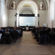 Landrat Siegfried Walch eröffnet den zweiten Cybersicherheitstag des Landkreises im Kulturforum Klosterkirche in Traunstein.
