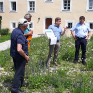 © Landratsamt Traunstein: Beim Start vor dem Rathaus: Kreisfachberater Markus Breier (Mitte), 2. Bürgermeister von Fridolfing Egon Kraus (rechts daneben) mit Teilnehmern. Auch Alois Glück (2.v.l.) informierte sich.