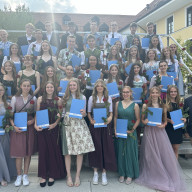 Die jahrgangsbesten Realschüler aus dem Landkreis Traunstein mit einer Abschlussnote von 1,5 oder besser mit dem stellvertretenden Landrat Josef Konhäuser (vorne rechts) . ©Landratsamt Traunstein