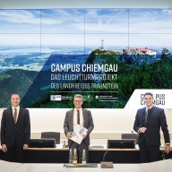 © Landratsamt Traunstein: Wissenschaftsminister Sibler informierte sich bei einem Arbeitsgespräch mit Oberbürgermeister Dr. Hümmer und Herrn Landrat Walch über den Campus Chiemgau und sicherte seine Unterstützung zu. Von links: Oberbürgermeister Dr. Hümmer, Staatsminister Sibler, Landrat Walch