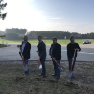 © Landratsamt Traunstein: Gaben mit dem Spatenstich den Startschuss für den langersehnten Kreisverkehr bei Taxenberg (von links): Heinrich Wankner (Geschäftsführer der ING Traunreut GmbH), Landrat Siegfried Walch, Bürgermeister Sepp Reithmeier und Andreas Dieplinger (Niederlassungsleiter der Max Streicher GmbH & Co. KG aA)