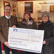 Bild (von links): Florian Seestaller (Leiter der Bürgerhilfsstelle) erhält von der 1. Vorsitzenden Christine Obermayer und Kassenwärtin Christa Kling den Spendencheck der Direktvermarkter auf dem Traunsteiner Bauernmarkt. © Landratsamt Traunstein