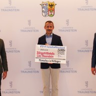 Bild (von links nach rechts) ©Landratsamt Traunstein: Landrat Siegfried Walch erhält gemeinsam mit Florian Seestaller, Leiter der Bürgerhilfsstelle, von Vorstand Franz Hofmann den Spendencheck der VR meine Raiffeisenbank eG. 